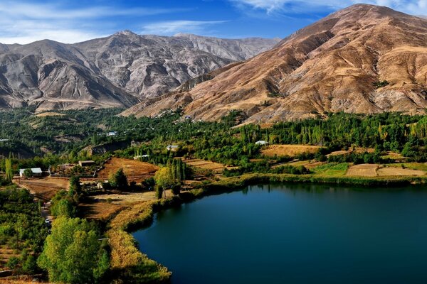 المناظر الطبيعية الجبلية بالقرب من الغابة والبحيرة