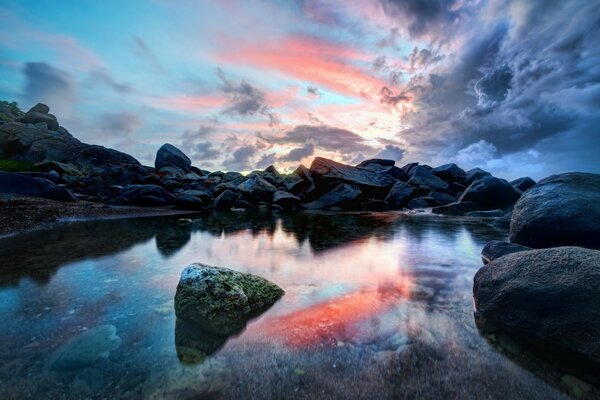 Coucher de soleil flamboyant sur la rive rocheuse