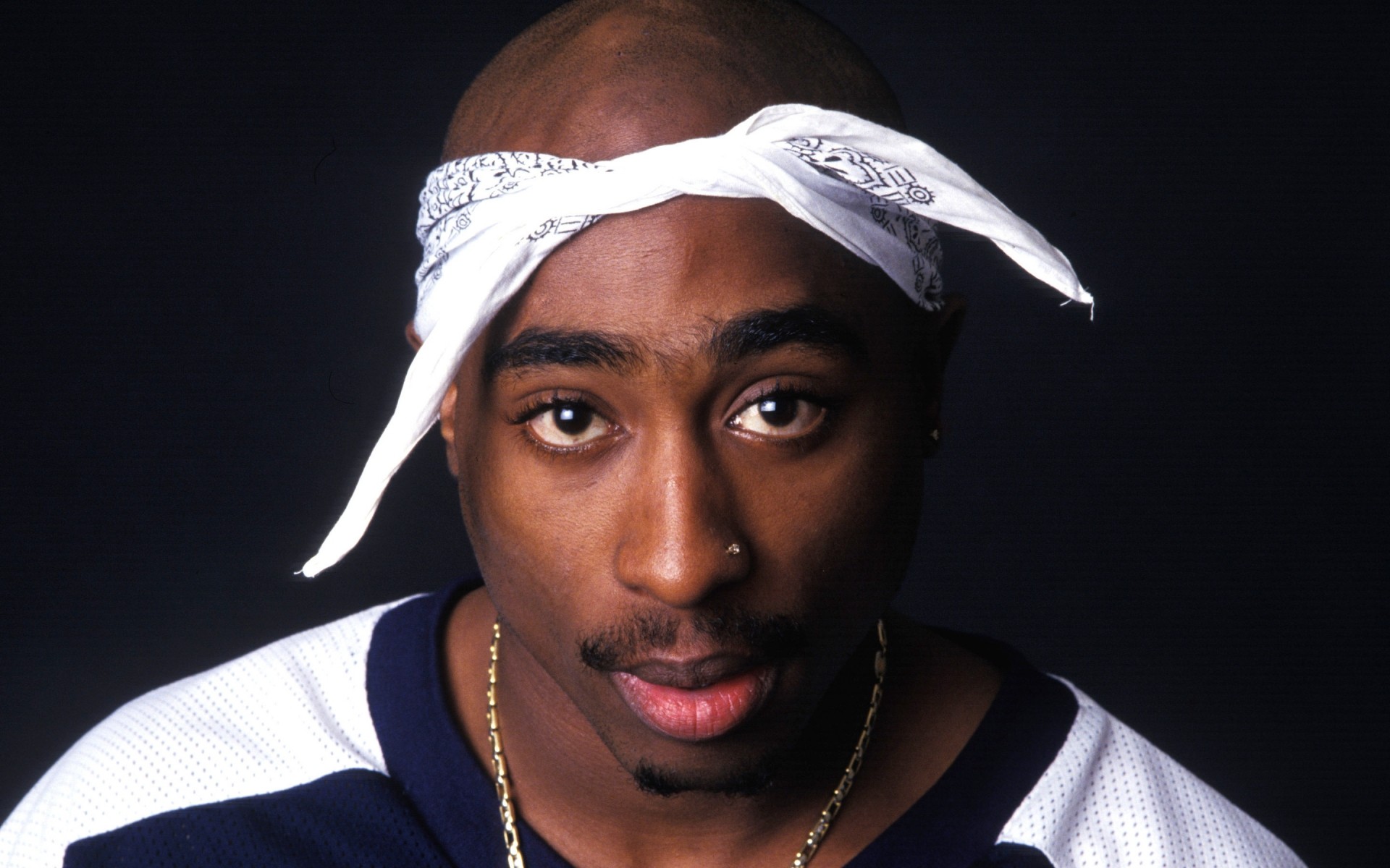 músicos retrato solo adulto desgaste oscuro hombre moda tupac amaru shakur makaveli rapero