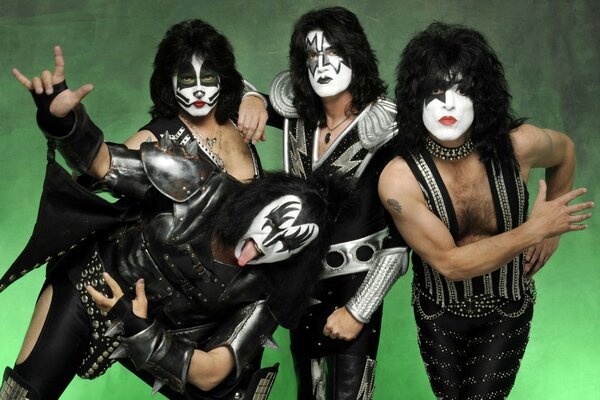 Rock Band Kiss auf grünem Hintergrund