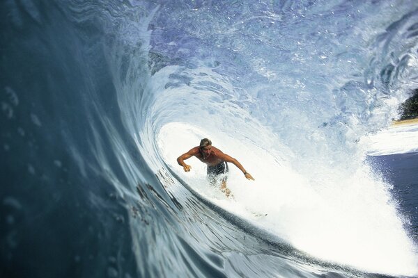 Il surfista supererà magnificamente l onda