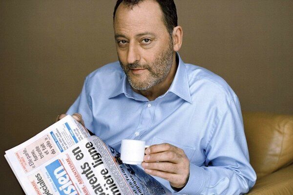 Jean Reno na przyjemnej herbacie podczas czytania gozety