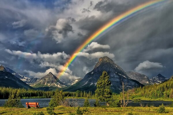 Berglandschaft der Natur und des Regenbogens