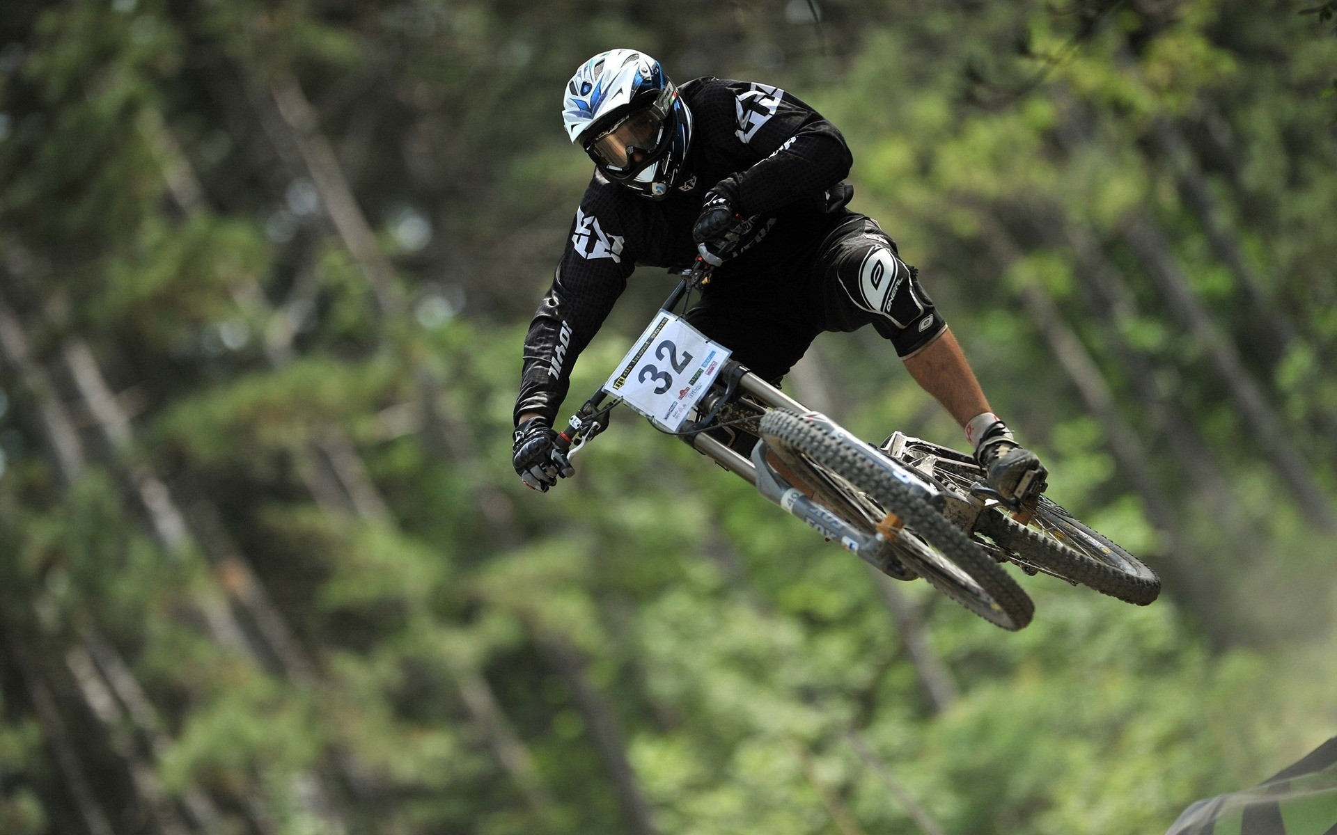 ciclismo competição bicicleta ação corrida capacete rodas pressa esportes lazer trilha rápido aventura movimento ao ar livre motociclista carro ciclista descida concurso legal patrocinador madeira