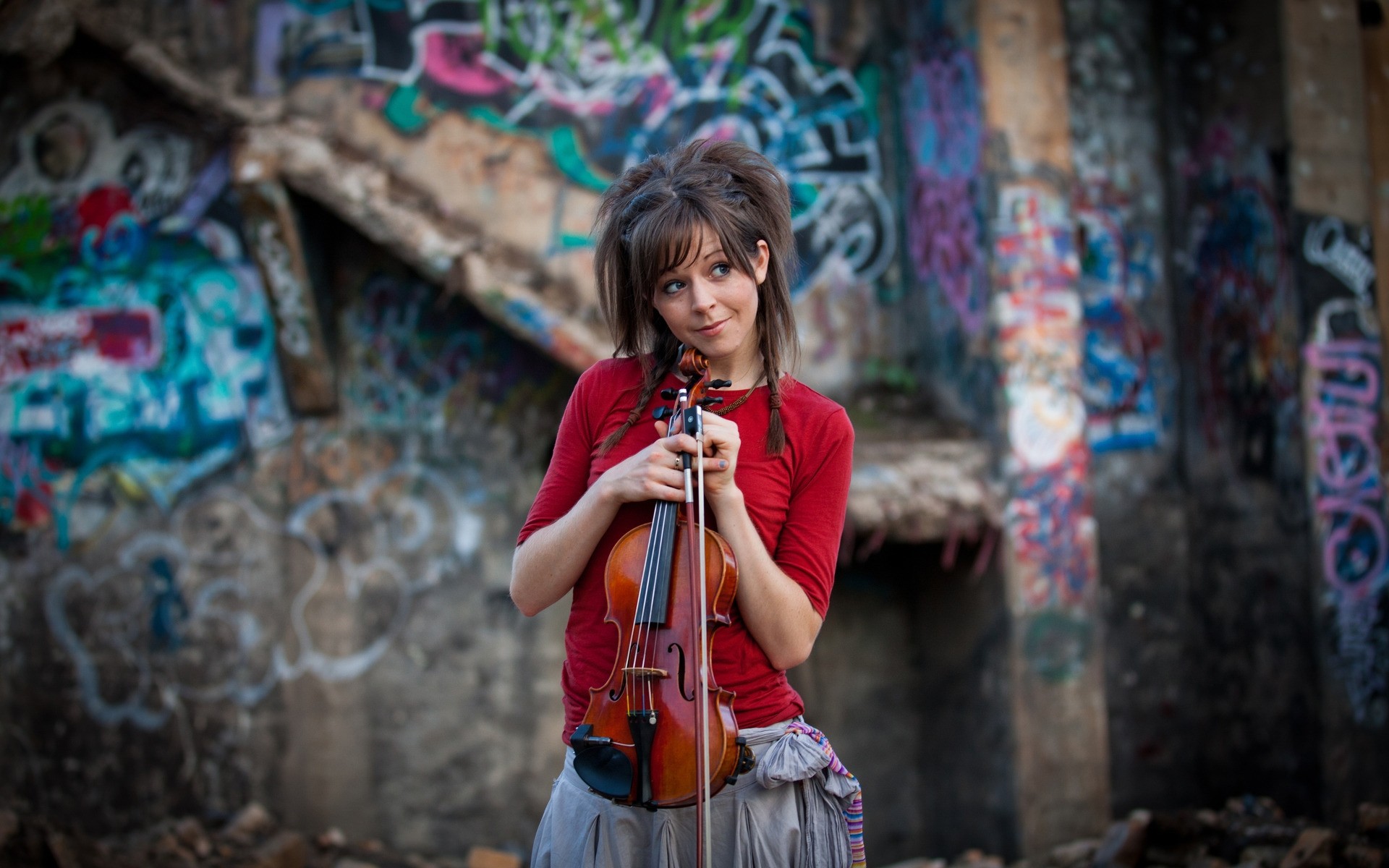 sänger frau straße im freien porträt ein erwachsener traditionell violine remix cool graffiti