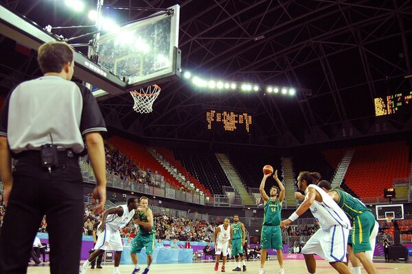 Un joueur de basket tente un lancer à trois points