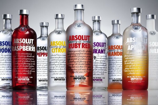 Um grande número de garrafas de vodka Absolut