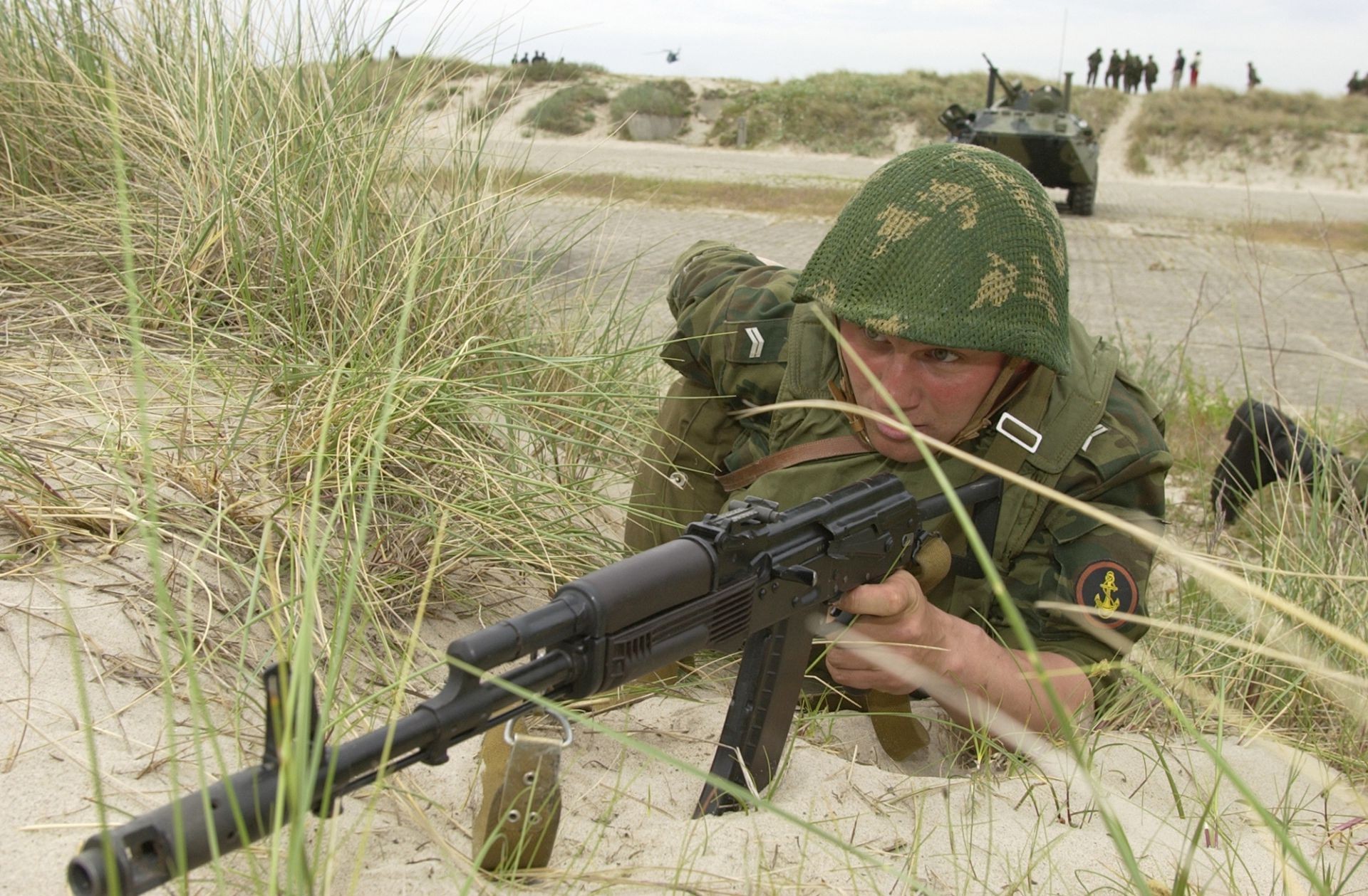 swat esercito soldato militare guerra arma pistola camuffamento fucile combattimento munizioni battaglia uniforme uomo guerriero all aperto cecchino uno