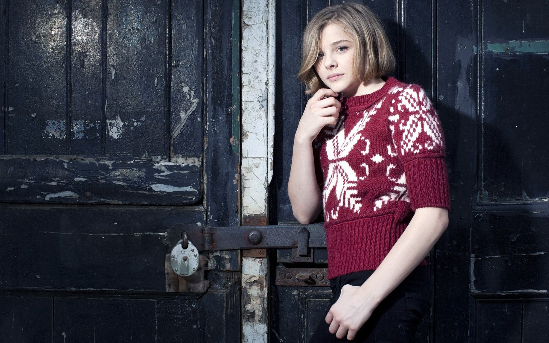 женщина один портрет взрослый мода дверь носить девушка сексуальный актриса голливуд пипец действие хлоя морец