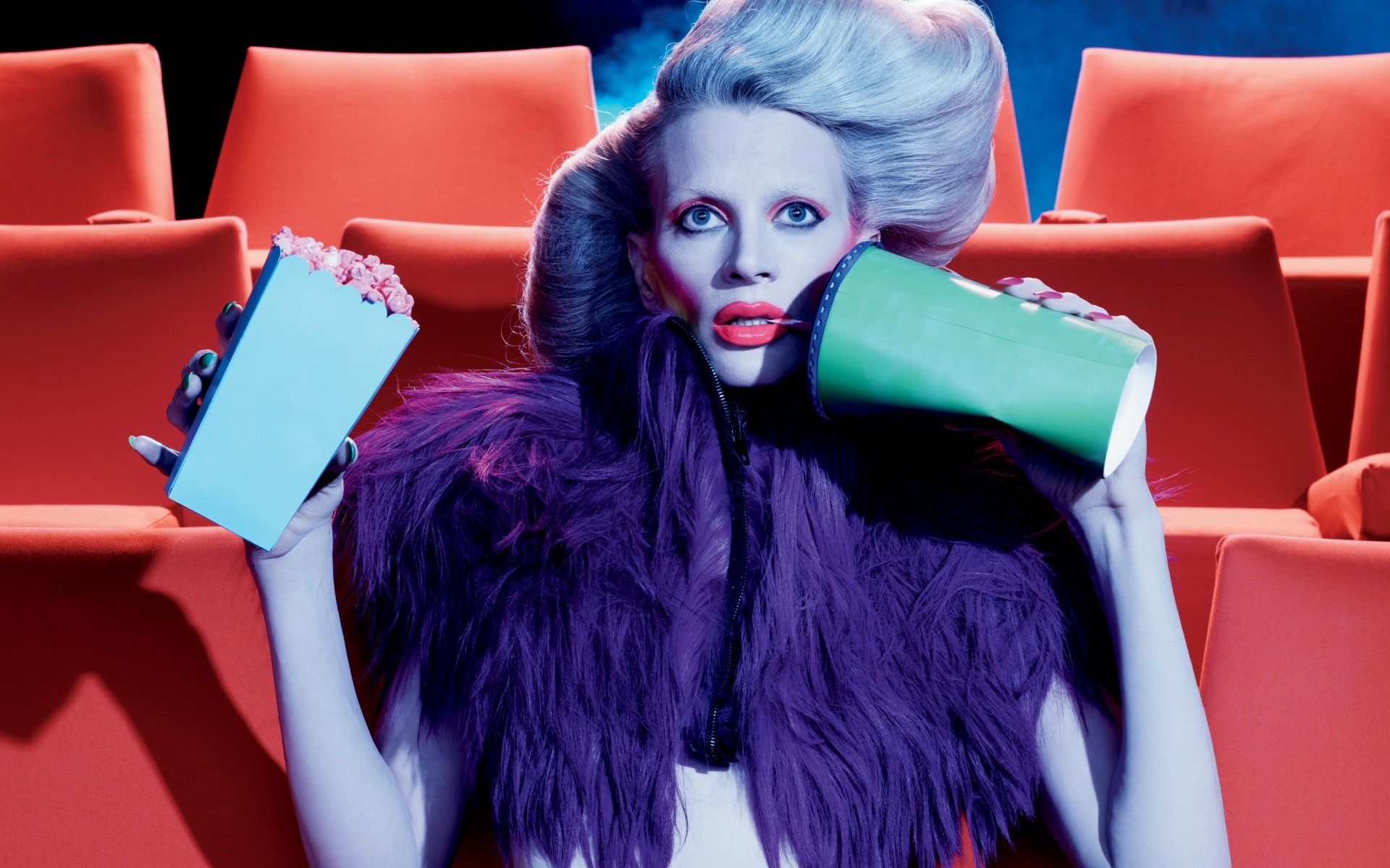 женщина в помещении сидеть удовольствие один место мода знаменитости смешно модель кристен макменами