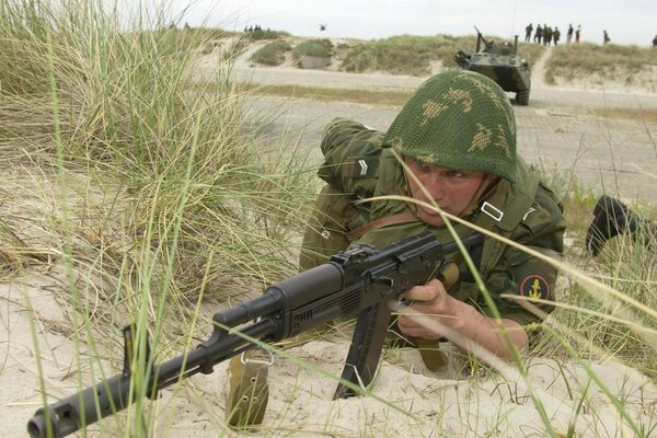 Un soldat avec un fusil d assaut dans un casque se trouve