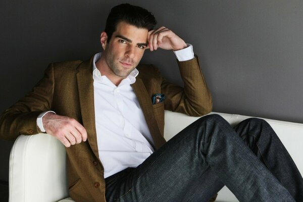 Zachary quinto posando en el Sofá