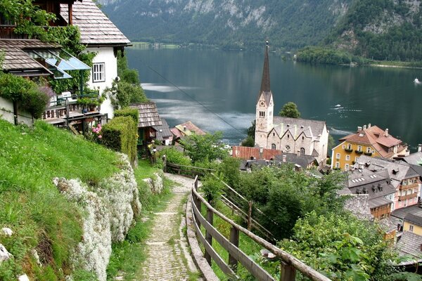 Ein altes Dorf inmitten der Berge am Wasser