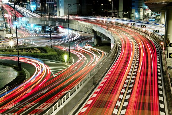 Rodovias noturnas no Japão