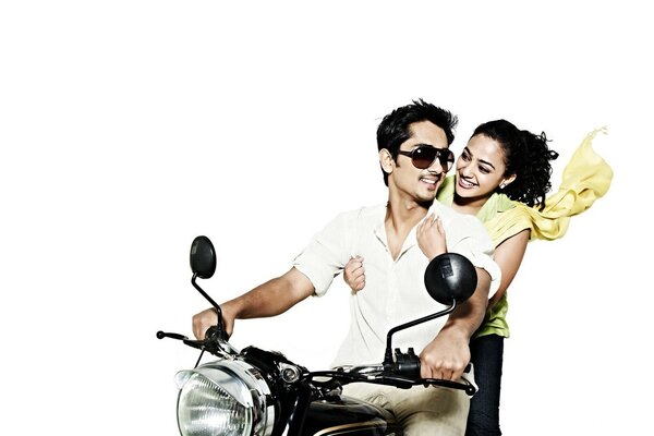 Couple sur une moto, sur fond blanc