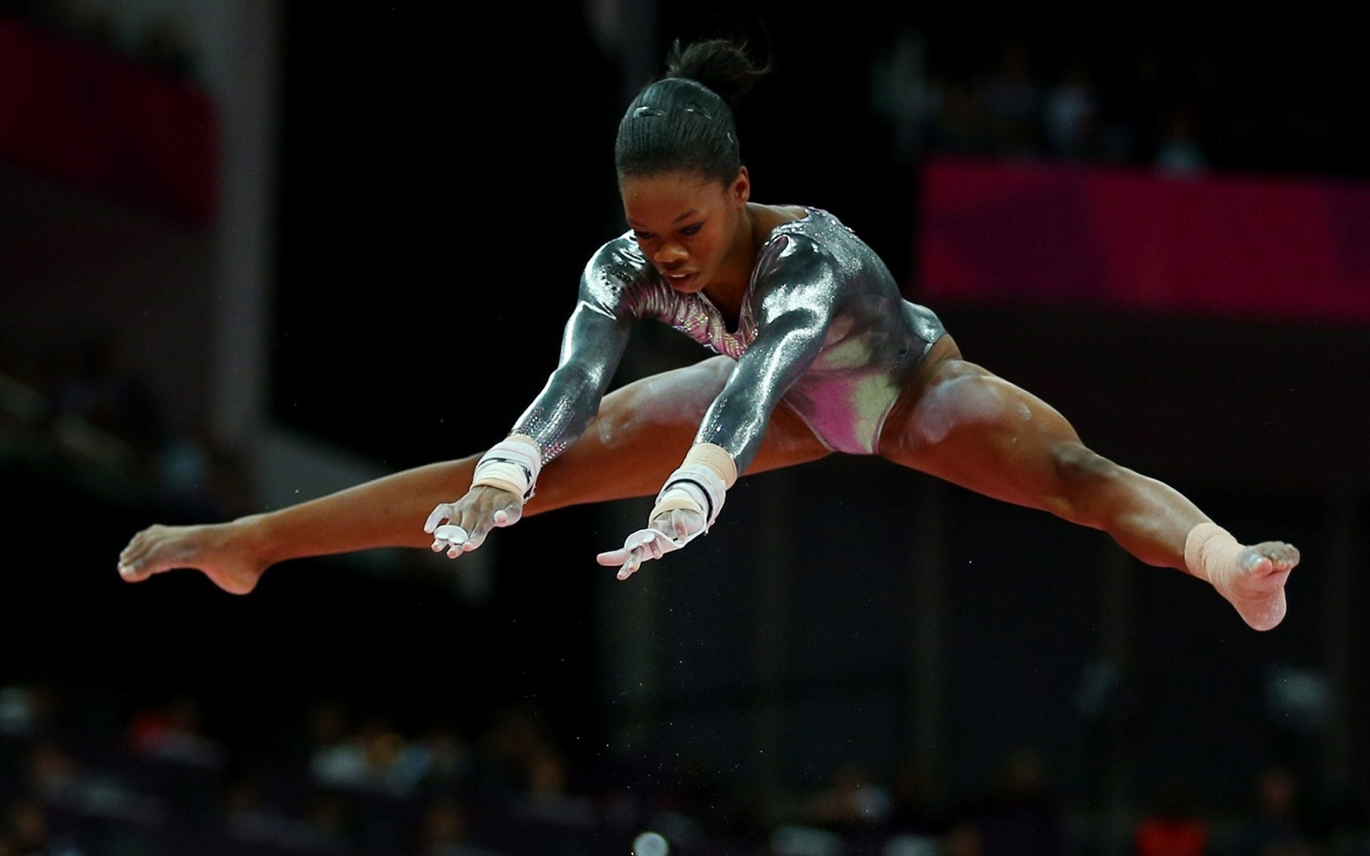 jeux olympiques compétition athlète agilité unique gymnastique adulte action équilibre stade équipement sportif performance balle énergie londres artistique 2012