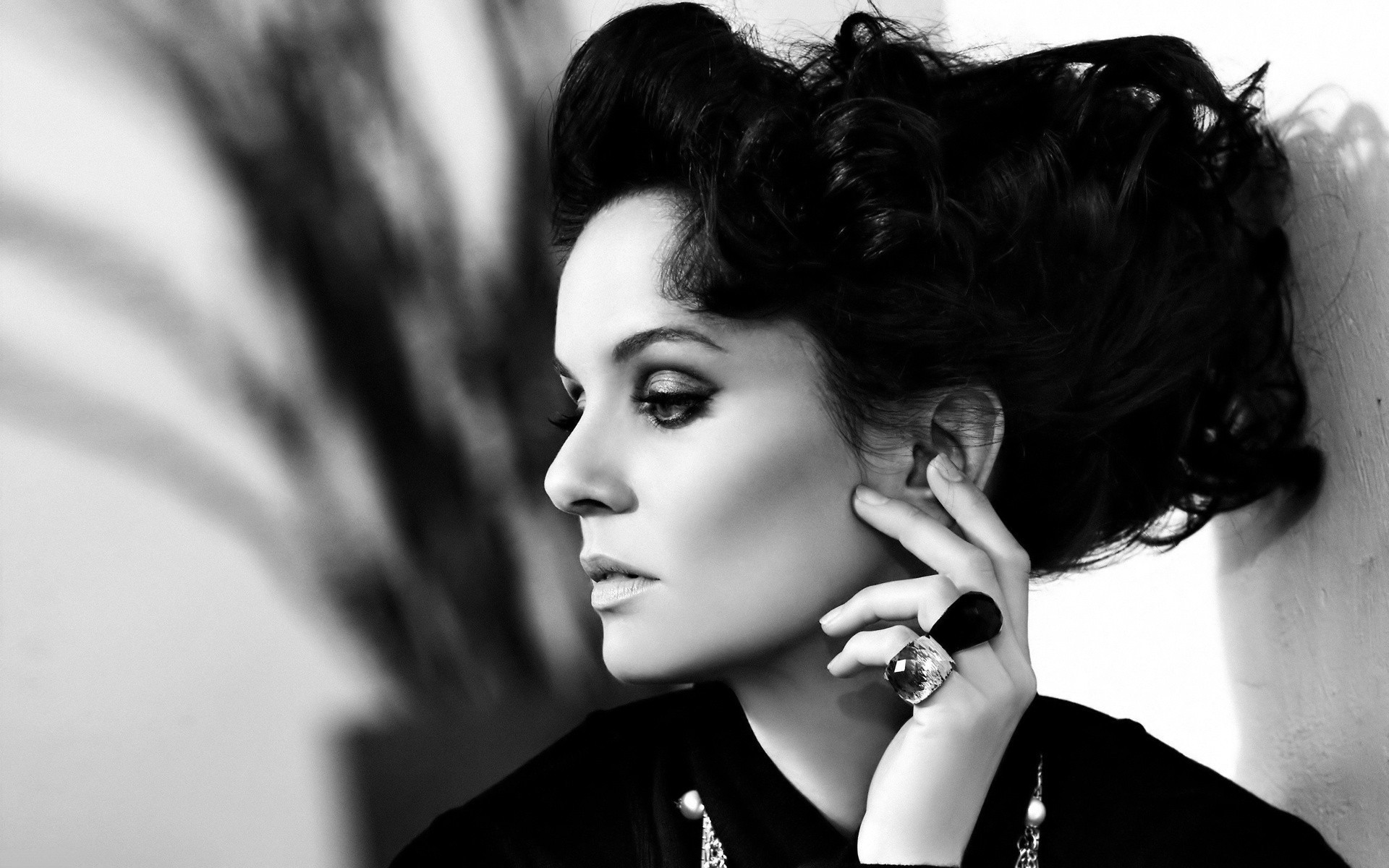 монохромный портрет женщина мода модель гламур девушка взрослый прическа один сексуальный зеркало глаз ювелирные изделия черный и белый сара уэйн голливуд красивые черный белый