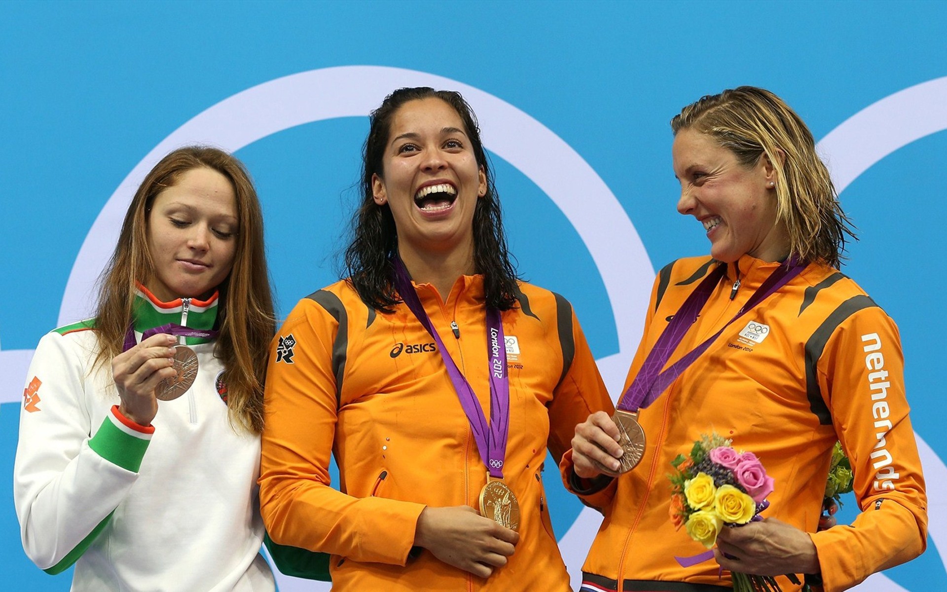 olympische spiele wettbewerb frau erwachsener fußball freizeit mann tragen porträt glück fußball meisterschaft london handball schwimmen 2012