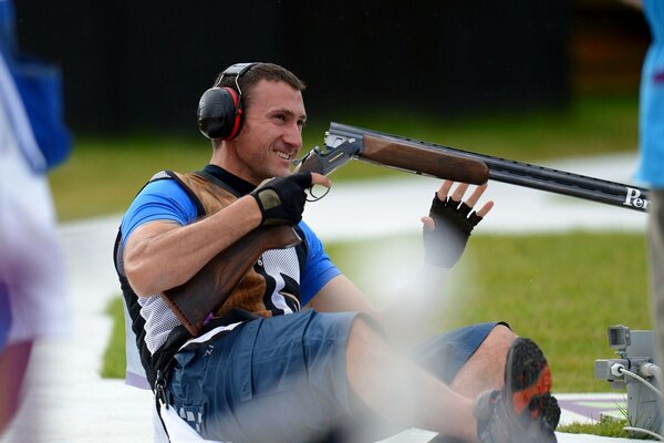 Foto di un tiratore seduto con una pistola su Skeet