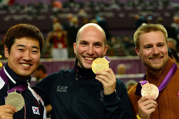 Olimpiadi medaglia premio tre persone