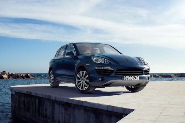 Ein blauer Porsche kam am Pier an