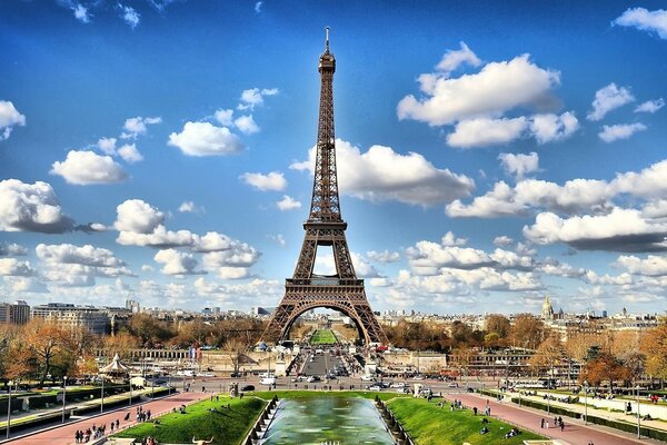 Viajar por las ciudades, el hermoso cielo