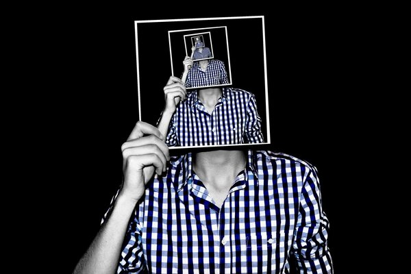 Ein erwachsener Mann macht eine Desktop-Fotobearbeitung