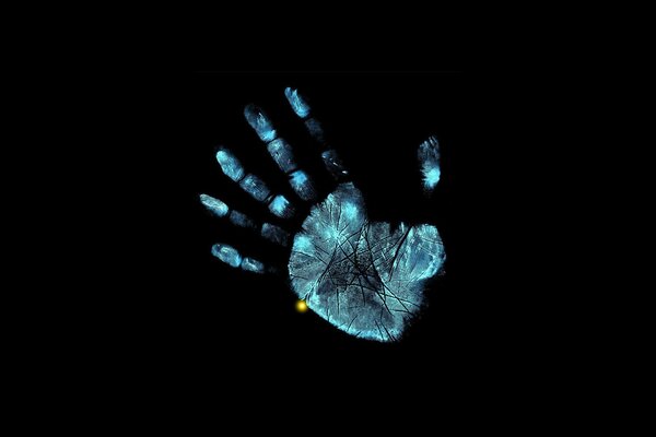 Main bleue sur fond noir