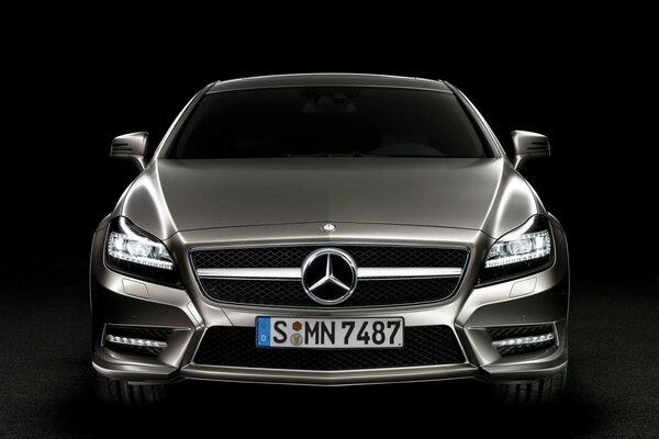 Zdjęcie fajnego Mercedesa na czarnym tle