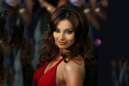 Женщина в красном платье с чудесными глазами