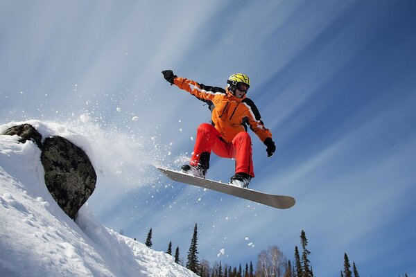 Snowboarder paira sobre a encosta