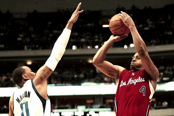 Deux hommes adultes jouant au basket-ball
