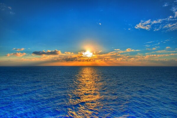 Paesaggio del tramonto che si riflette nell acqua