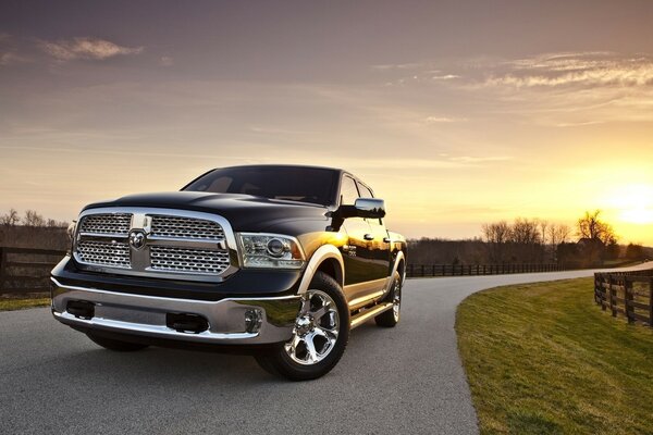 Траса. Ретро автомобіль dodge на повороті