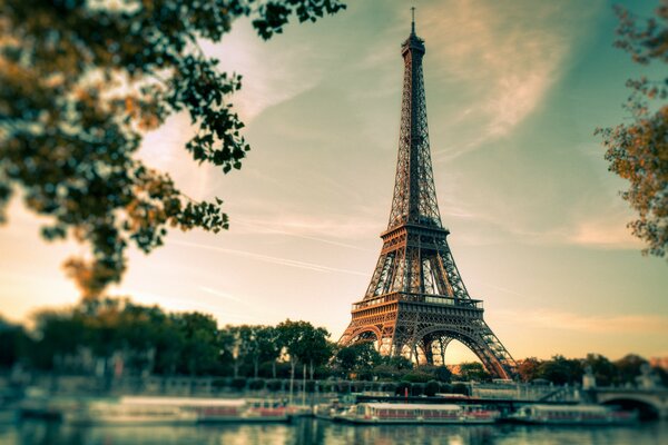 Primeiras fotos da Torre Eiffel