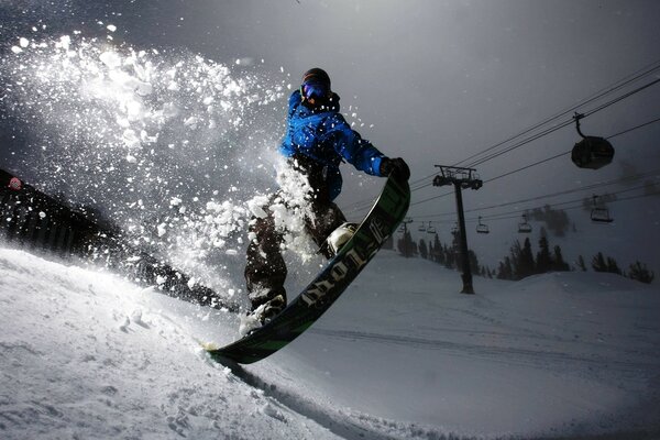 Um snowboarder extremo em uma descida coberta de neve