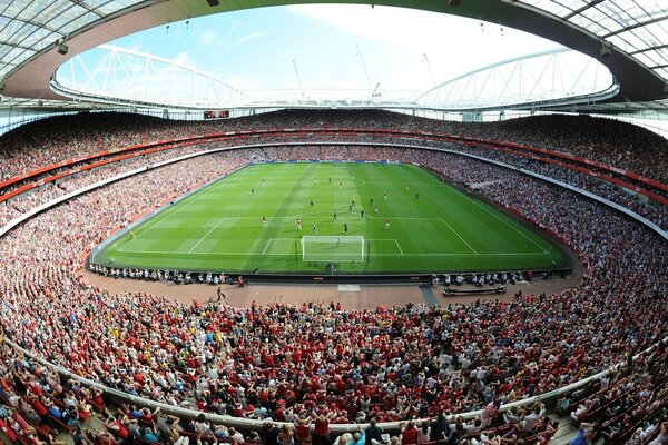 Un enorme estadio de fútbol en los Emiratos