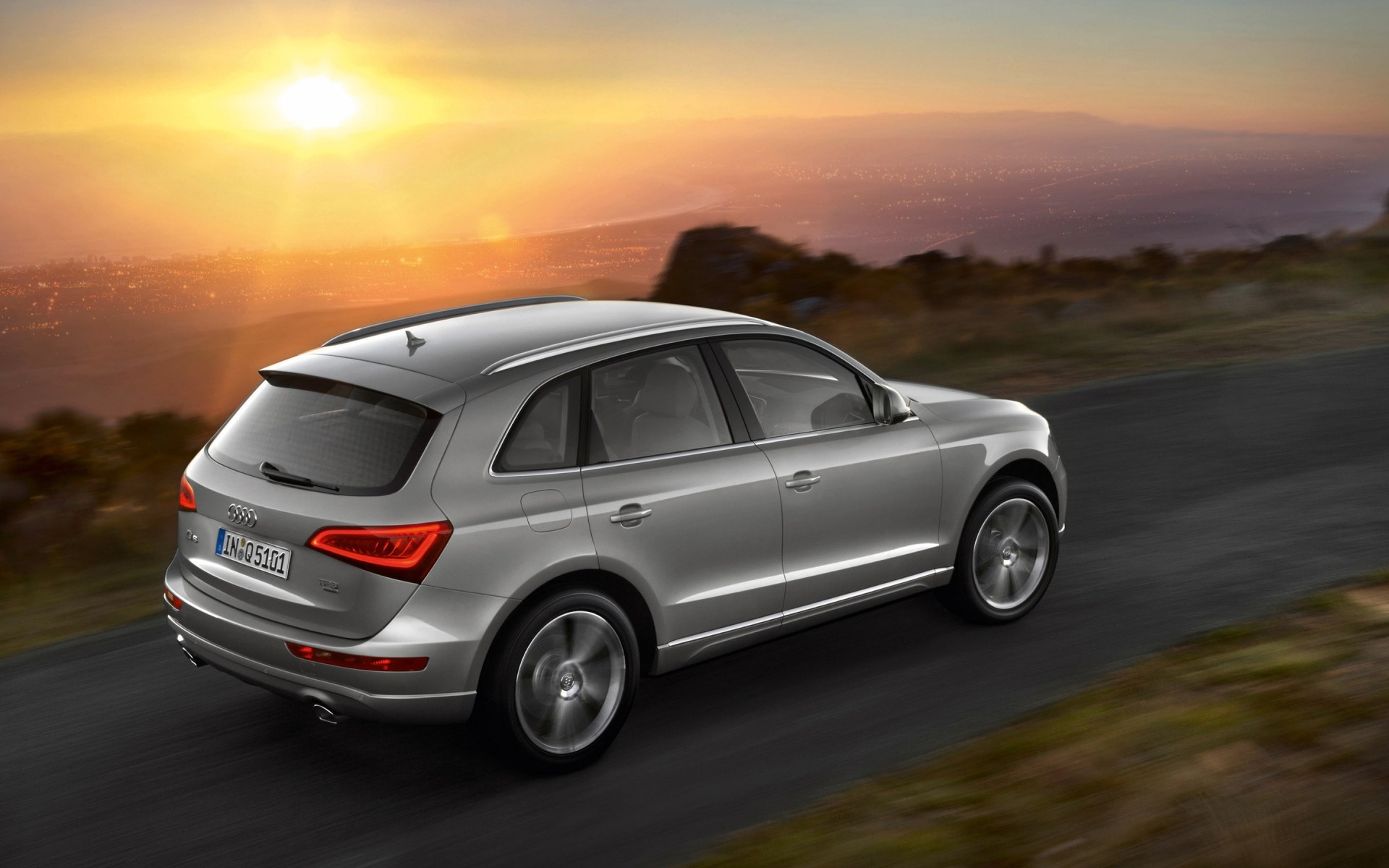 audi auto auto asphalt schnell transportsystem beeilen sie sich sonnenuntergang schwarz fahren automobil straße unschärfe räder mittag aktion audi q5