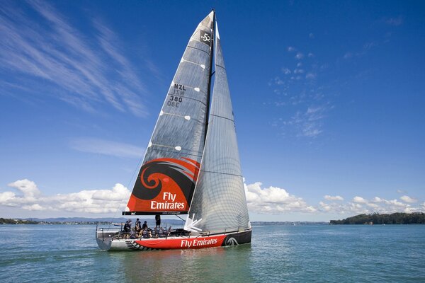 Segelboot unter freiem Meer