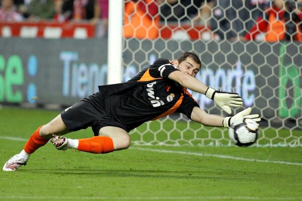 Il portiere prende la palla sul campo di calcio