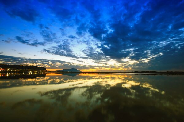 Fabelhafter Sonnenuntergang am Strand am Meer