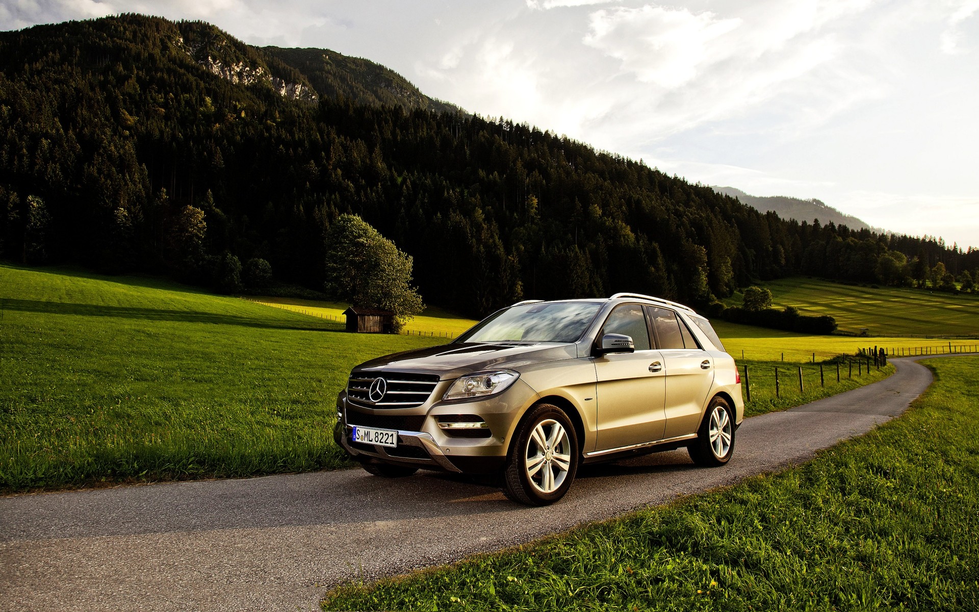 mercedes-benz voiture voiture route asphalte paysage système de transport voyage herbe trottoir mercedes ml 2013 mercedes benz ml