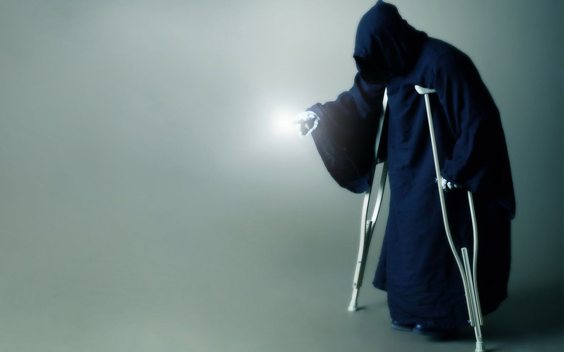 один человек взрослый портрет смешно комедия смерть свет синий черный