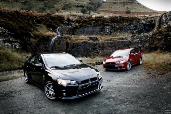 Mitsubishi-Autos auf dem Hintergrund der Berge