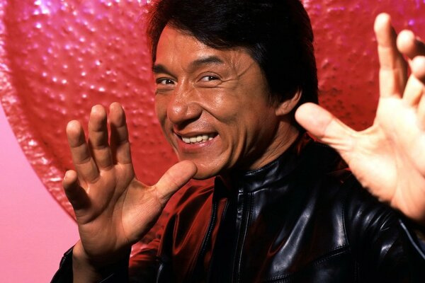 Jackie chan posiert vor dem schlag