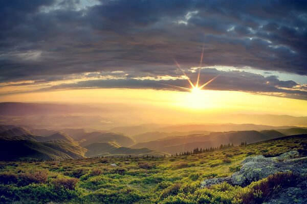 Increíble puesta de sol en el fondo de las montañas