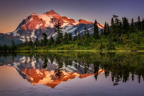 Excelente paisaje de reflexión del lago