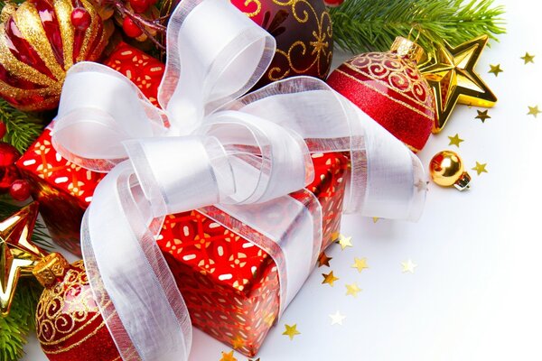 Geschenk mit Schleife und Christbaumschmuck