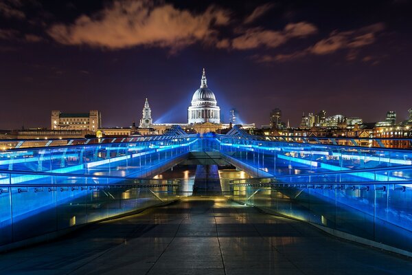 Blick auf die Nacht von London mit einem Blitzlicht