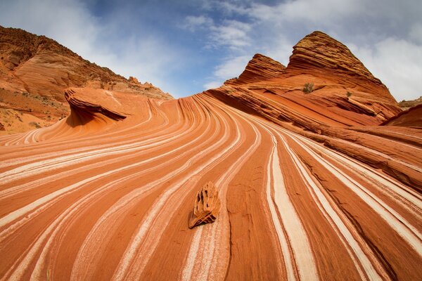 Hermosas montañas de arena en el desierto